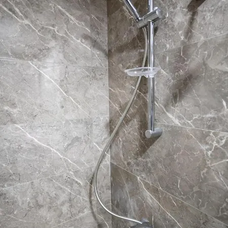 Stylish Urban Apt- Soak Up The City's Vibes *